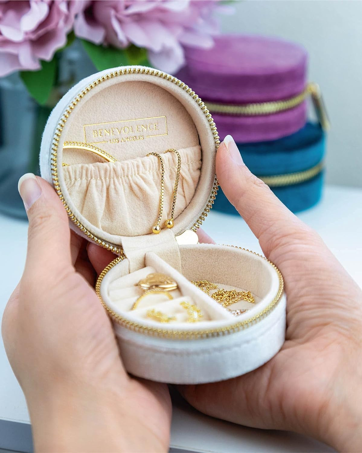 Velvet Travel Jewelry Box for Women – Compact round Zipper Case for Rings, Earrings & Necklaces – Small Portable Organizer & Giftable Storage – Pearl White