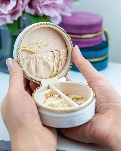 Velvet Travel Jewelry Box for Women – Compact round Zipper Case for Rings, Earrings & Necklaces – Small Portable Organizer & Giftable Storage – Pearl White